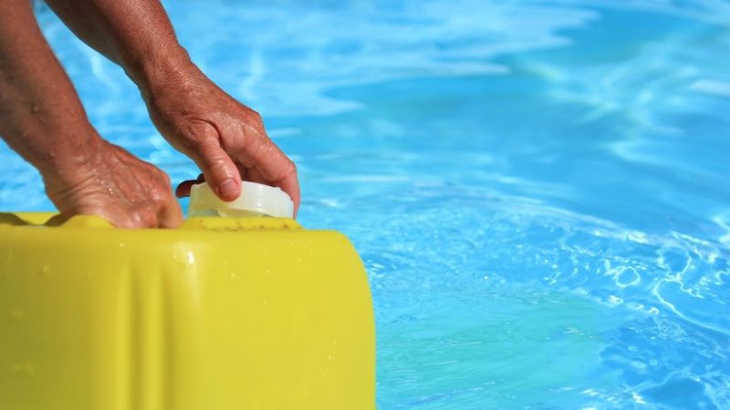  Cách sử dụng Clo lỏng cho bể bơi bị nhiễm rêu tảo hiệu quả